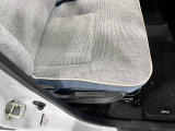 痛みの出やすい運転席シートの角、フロアマット、座面、ともに良好です
