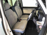 運転席の座面高さを調整できるシートリフターが付いています。フロントシートはベンチシートを採用で、座面も広く使い勝手もいいですよ♪