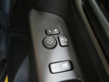 電動格納ミラー! スイッチひとつでミラーを畳めます。