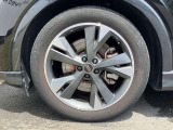 20インチ純正アルミホイール装備 全車両に標準装備の純正アルミホイールは、純正ならではのバランスの良いデザインと、走行安定性をお楽しみ頂けます。