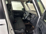 運転席側にはシートリフター機能が付いております。自分のスタイルに合った運転姿勢がとれ、快適に運転することができます。