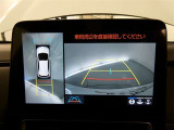 【全周囲モニター】車を上空から見下ろしたような映像をカーナビ画面に映し出し、車庫入れや縦列駐車をサポートしてくれます。