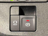 指先だけで簡単に操作が可能な電動パーキングブレーキを採用。「HOLD」スイッチを押すと、渋滞や信号待ちなどでブレーキペダルから足を離しても、ブレーキを保持するので安心です