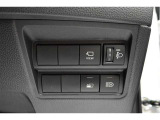 オートマチックハイビームとは、先行車や対向車のライトを認識し、ハイビームとロービームを自動で切り替える機能です。夜道の視界を確保します。詳細は販売店スタッフまでおたずねください。