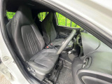 運転席まわりには十分なスペースがあり、大柄な方でもゆったり運転していただける環境です。