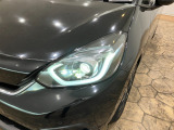LEDヘッドライトで夜間の視認性も高く、シャープな輝き、先進の安心感。安全とスタイルの調和を生み出します。