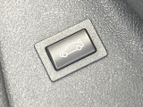 ●電動リアゲート:ワンタッチでリアゲートの開閉ができ、荷物などで両手が塞がっている状態でも簡単に開閉ができる便利機能です。