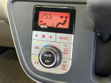 【オートエアコン】一度お好みの温度に設定すれば、車内の温度を検知し風量や温度を自動で調整。暑い&hellip;寒い&hellip;と何度もスイッチ操作をする必要はありません。快適な車内空間には必須の機能ですね♪