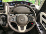 インテリアに合わせたデザインのステアリングは、運転される方のことも考え、運転しやすい形状、大きさです。是非一度、実際に触ってお確かめください。