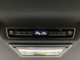 【リアオートエアコン】広い後部座席には必須の機能!風量や温度を自動で調整し前席と同様な車内環境にしてくれるリアオートエアコンを装備。夏の暑さも冬の寒さもストレスなく快適にお過ごしいただけます♪