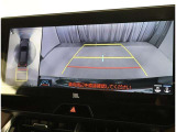 パノラミックビューモニター付きです。車両を上から見たような映像をディスプレイオーディオ画面に表示。運転席からの目視だけでは見にくい、車両周辺の状況をリアルタイムでしっかり確認できます。