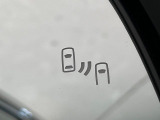 【ブラインドスポットモニター】走行中、ドアミラーの死角になりやすい箇所に後続車が接近するとサイドミラーのレンズに警告を表示!ドライバーに注意喚起をしてくれます。