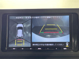 【パノラミックビューモニター】クルマを真上から見下ろした視点で駐車をサポートします!クルマの斜め後ろや真横など、いち早く障害物に気が付くことができます。