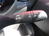 アダプティブLEDヘッドライトシステムは、照射パターンを変化させて対向車や先行車が眩しくならないようにハイビームをキープすることで、良好な視界を確保します。もちろん自動点灯/消灯するオートライトも。