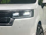 【LEDヘッドライト】悪天候や夜間走行時も良好な視界を確保し安心して運転できる高輝度LEDヘッドライトを装備!点灯速度が早く、消費電力も抑えられています。