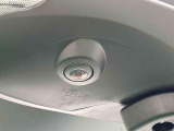 サイドカメラ 車両の前後左右に搭載した4つのカメラにより、車庫入れや狭い道でのすれ違いをしっかりサポートするパノラマモニター対応カメラが付いてます