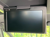【12.8型フリップダウン】大画面モニターで後席でもエンタメをお楽しみいただけます。家族や友人とお出かけする機会が多い方に大人気です♪