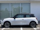 MINI NEXT2年間走行距離無制限保証、安心もMINIクオリティ。MINIを熟知したメカニックによる100項目の納車前点検。交換基準に達した部品があれば、MINI純正部品だけを使用し整備した後にお引渡しします。