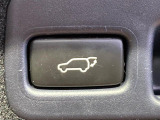 【パワーバックドア】スマートキーや運転席のボタンを押すだけでリアゲートが自動で開閉します!荷物を持っている時や、高い位置にあるバックドアを閉める際に便利な機能です♪