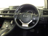運転席まわりです。 各操作スイッチは使いやすい位置に配置されてます。