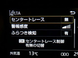 【レーンディパーチャーアラート】道路上の白線(黄線)を単眼カメラで認識し、ドライバーがウインカーを操作をしないで車線を逸脱する可能性がある場合、ブザーとディスプレイ表示による警報でお知らせします。