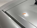 ルーフパネル右後方に目立つキズ。全面的にクリアに劣化が見られます。
