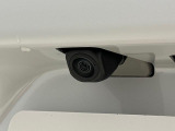 バックカメラ 車両の前後左右に搭載した4つのカメラにより、車庫入れや狭い道でのすれ違いをしっかりサポートするパノラマモニター対応カメラが付いてます