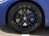 BMW純正19インチホイール。洗練されたデザインで、足元の個性を引き立てます。