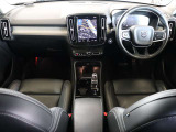 コンパクトなXC40でも上級車種と同様に、縦長式の大型タッチパネルを主体としたインテリア スマートフォン感覚でナビゲーションやオーディオなどを操作できます