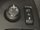 【電動格納ミラー】運転席のスイッチで、ドアミラーの開閉や角度の調整ができます。