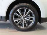 純正のアルミホイール装着車です。タイヤサイズは225/60R18です。
