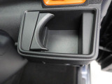 【カップホルダー】エアコン吹き出し口下部に設置されていますので使いやすさバッチリ!運転席から手の届くちょうどの位置です!