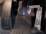 【ペダル】BMWはオルガン式アクセルペダルを採用しています。踏み込む足とペダルが同じ軌跡を描くため、かかとがずれにくく、アクセルコントロールがよりしやすくなるメリットがあります。