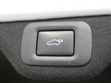 ワンタッチでバックドアが開閉。重たいバックドアも力いらずで開閉できる便利なパワーバックドア付きです!
