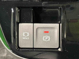 指先だけで簡単に操作が可能な電動パーキングブレーキを採用。「HOLD」スイッチを押すと、渋滞や信号待ちなどでブレーキペダルから足を離しても、ブレーキを保持するので安心です