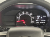 【メーターまわり】ドライバーから見やすい位置にあって安全運転に寄与します。メーターも見やすくてシンプルなデザインになっております。