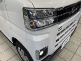【LEDヘッドライト】悪天候や夜間走行時も良好な視界を確保し安心して運転できる高輝度LEDヘッドライトを装備!点灯速度が早く、消費電力も抑えられています。