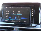ナビゲーション+AV 2画面表示(デュアルウィンドウ)、TV、FM/AM、Bluetooth Audio、microSDカード(音楽/動画ファイル再生)、ハンズフリーフォン、スマホでの地図更新も可能な高性能大型ナビです。