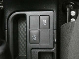 Aマークのスイッチはアイドリングストップ機能のON,OFF切替スイッチです。信号待ち等で停車時に一時的にエンジンを止めます、燃費向上に貢献しています。