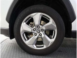 かっこいいホイールですね。 車のイメージを大きく左右するホイール部分はコダワリを持ちたいですね。