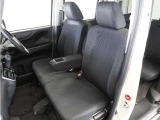 運転席と助手席は足元が繋がっているので自由に行き来しやすいので駐車場が狭いときでも助手席側からスムーズに乗り降りできて便利!