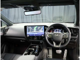 デザインもよく、居心地のよい運転席ですね。分かりやすいスイッチ類ですから操作もしやすく運転をサポートします。