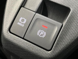 【電動パーキングブレーキ】パーキングブレーキは便利な電動式!ボタン一つで操作でき、アクセルを踏めば自動で解除されます♪レバーやペダルが無いので運転席廻りもすっきりしますね♪