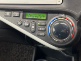 【オートエアコン】一度お好みの温度に設定すれば、車内の温度を検知し風量や温度を自動で調整。暑い&hellip;寒い&hellip;と何度もスイッチ操作をする必要はありません。快適な車内空間には必須の機能ですね♪