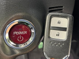 【Hondaスマートキー】カバンやポケットに入れたままでもドアの施錠・解錠が可能なスマートキーを装備。エンジンのオン・オフ時もカギを取り出す必要が無いからとっても便利です♪