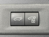 【パワーバックドア】スマートキーや運転席のボタンを押すだけでリアゲートが自動で開閉します!荷物を持っている時や、高い位置にあるバックドアを閉める際に便利な機能です♪