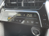 【オートエアコン】車内温度を感知して自動で温度調整をしてくれるのでいつでも快適な車内空間を創り上げます。