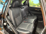 広々とした2列目シートは居住性が高く、居心地も快適!友達や家族とのお出かけにぴったりです。ベビーシートやチャイルドシート使用時も快適にお過ごしいただける十分な空間を確保しています。