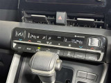 【オートエアコン】「AUTO」スイッチを押すだけで、冷暖房の切り替えや風量、吹き出し口の調整などを自動で行います。