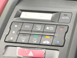 【オートエアコン】一度お好みの温度に設定すれば、車内の温度を検知し風量や温度を自動で調整。暑い&hellip;寒い&hellip;と何度もスイッチ操作をする必要はありません。快適な車内空間には必須の機能ですね♪